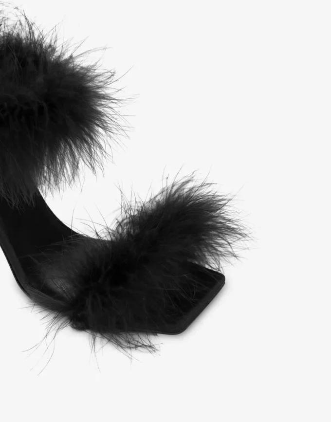 Sandales en satin avec plumes