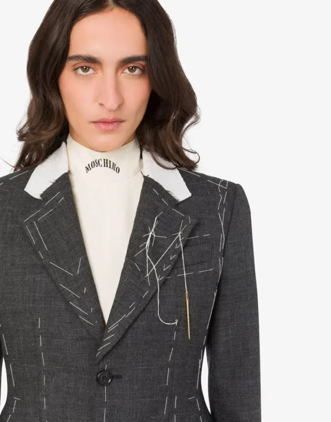 Veste en toile de laine brodée